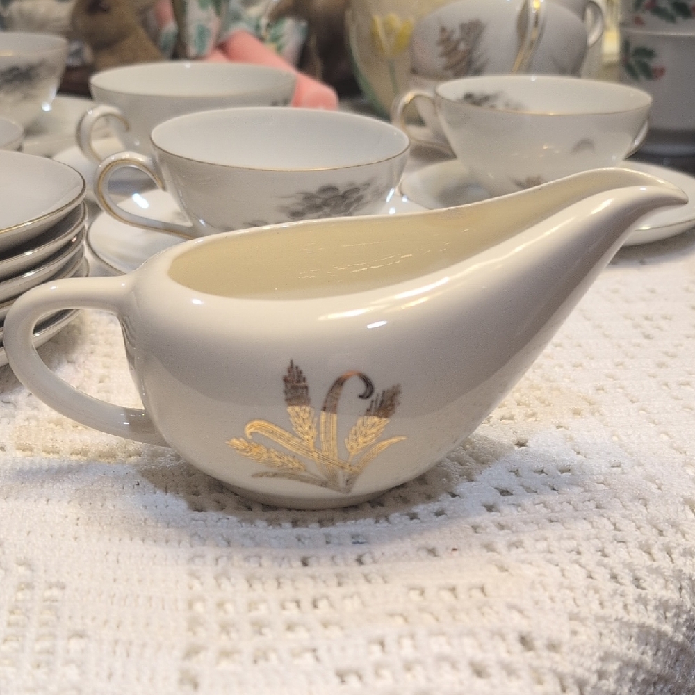Ivory and Gold Porcelain Gravy Boat - Elegant Serving Piece